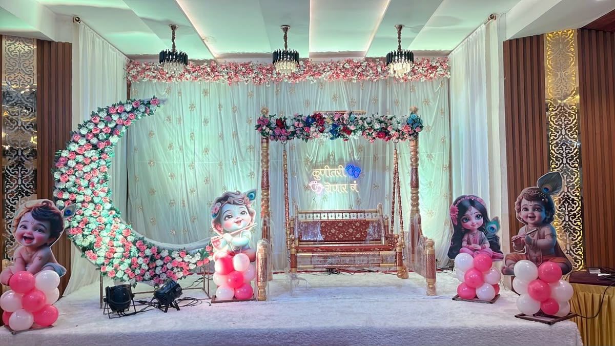 Baby shower cradle decor
