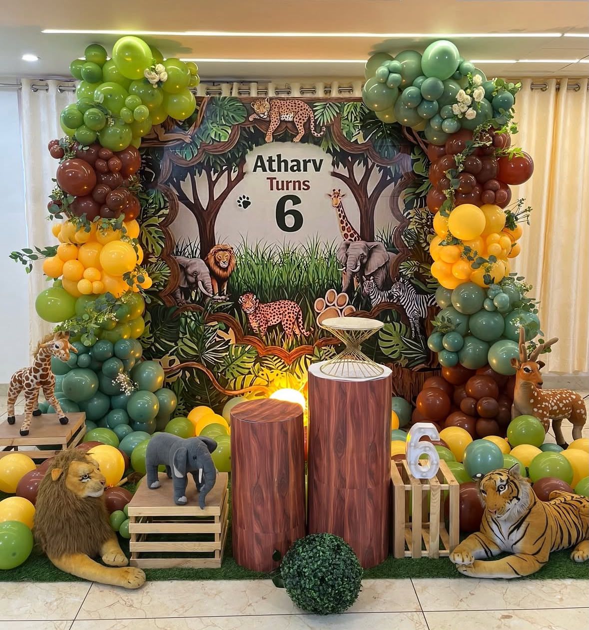 Jungle theme birthday decor